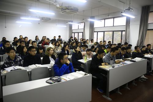 主讲老师张德远老师也提前进入教室做