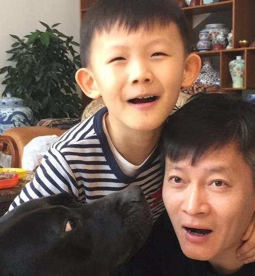 42岁杨志刚全家近照,在落魄时老婆不离不弃,如今把她给宠上天
