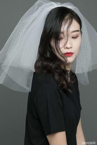 左森森森的写真摄影作品《头纱小姐姐》