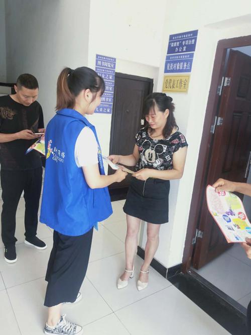 富集村网格员宣传禁毒条例