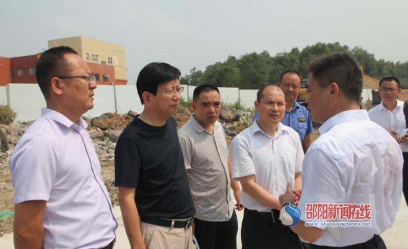 隆回县委书记王永红(右一)烈日下调研重点项目建设