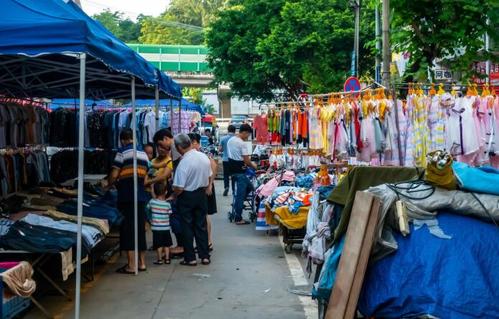 本文告诉你摆地摊卖衣服怎么起步?