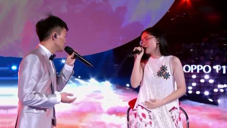 郭沁现场演唱《大鱼》,一旁周深甘愿为她伴唱,默契合唱太好听了