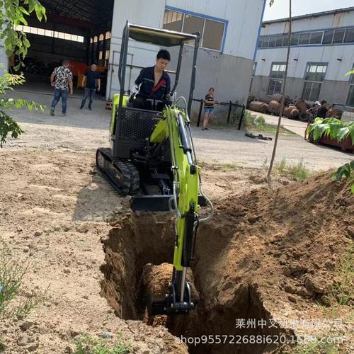 厂家热销挖沟推土专用小型挖掘机_隧道挖土市政养护多种用途体积小