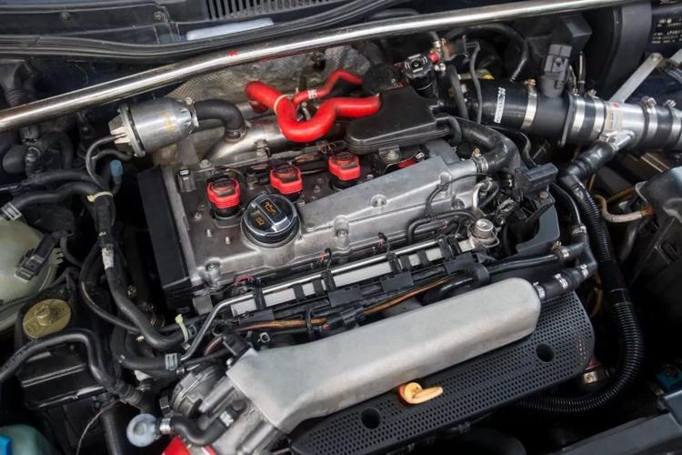 这台宝来并没有采用移植宝来r的发动机方案,而是依旧使用原装ea113 1.