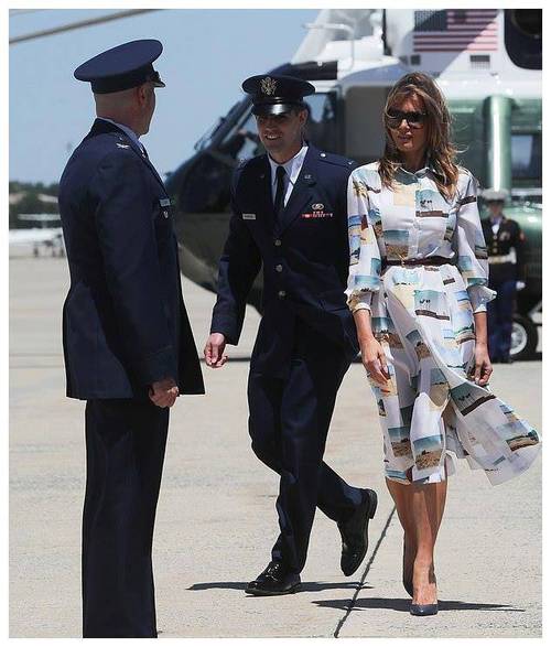 原创梅拉尼娅随丈夫访问日本2万7明信片衬衫裙真优雅鞋跟又陷泥里