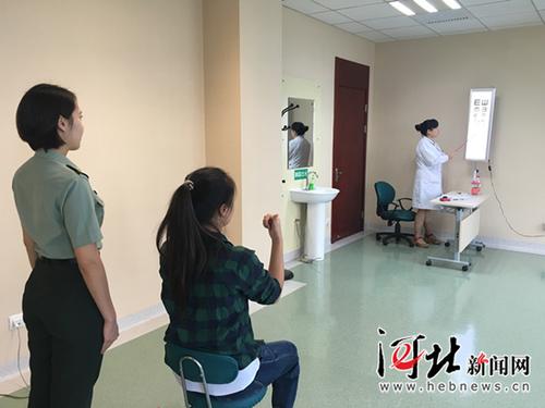 8月31日,河北省人民政府征兵办公室组织的2016年女兵征兵体检现场