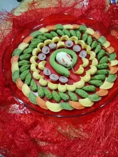 两个擀皮五个包不一会儿一大盘饺子就包好了寓意 吉祥如意,早生贵子的