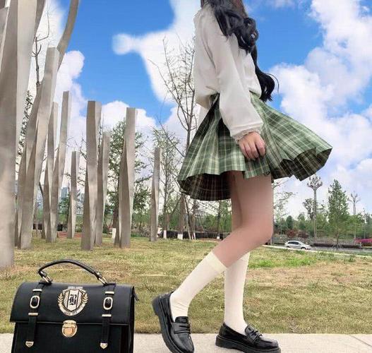 杨清柠穿jk晒美照,照片角度太奇葩,这是在露底的边缘疯狂试探?