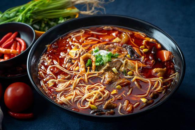 国外留学生吃螺蛳粉被邻居举报,称藏生化武器,结果真是令人哭笑不得!