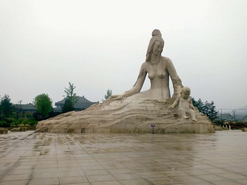 现代版的女娲娘娘像.