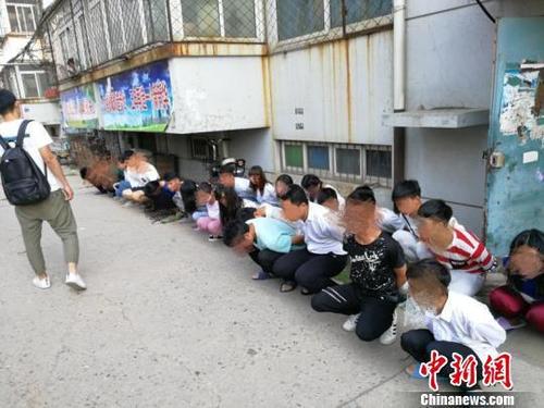 武义警方押解该诈骗团伙成员.金华公安提供