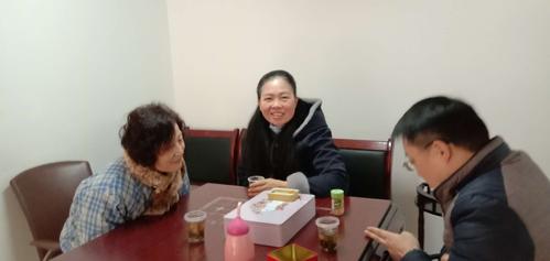 校长书记与刚退休的刘银娥老师交谈一年级班主任工作,来期希望刘老师