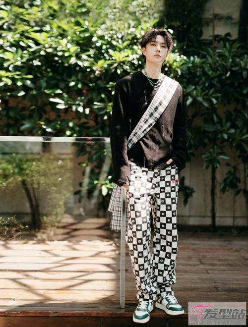 王一博这就是街舞4新造型曝光 街头风黑白棋格裤 小辫