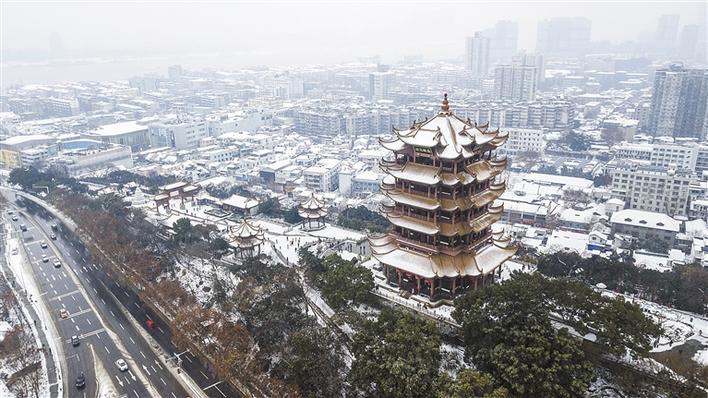 1月27日拍摄的武汉黄鹤楼及周边景色.当日,湖北武汉出现降雪天气.