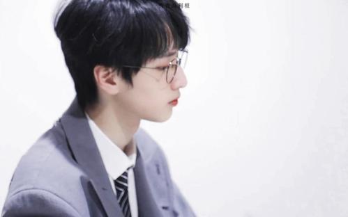 戴眼镜的样子也好好看.书生小严,气质满满