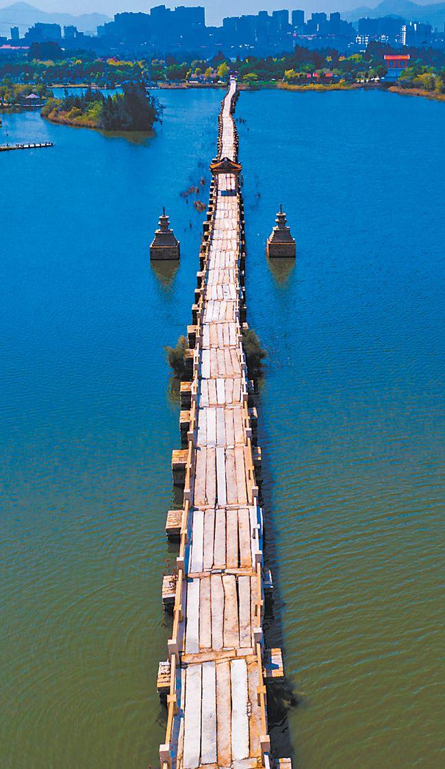 安平桥犹如卧龙,横跨于晋江安海与南安水头交界的水域上.陈英杰摄