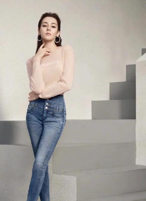 体型太完美女明星穿紧身牛仔裤太性感好看粉丝感叹人生