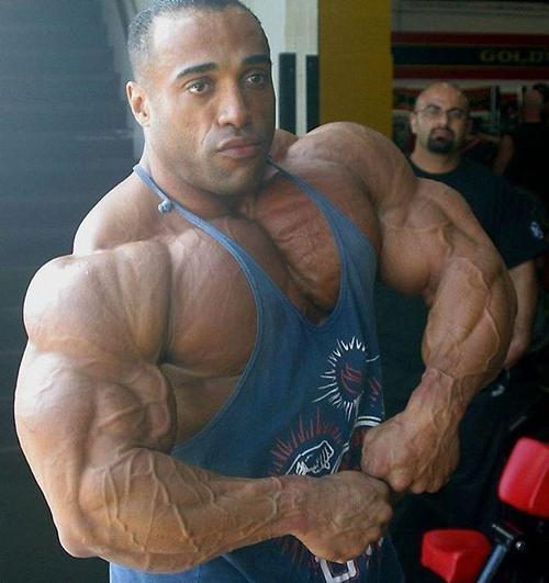 这位肌肉巨兽在健身房表现的无与伦比,坦言最大的动力