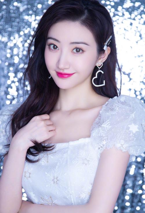 景甜身穿白裙,清新十足,少女感满满