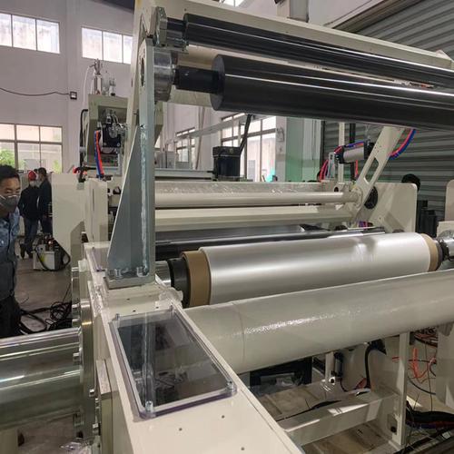 调节挤出机挤出量,同步提高流延辊,冷却辊等转速,调节牵引和卷绕张力