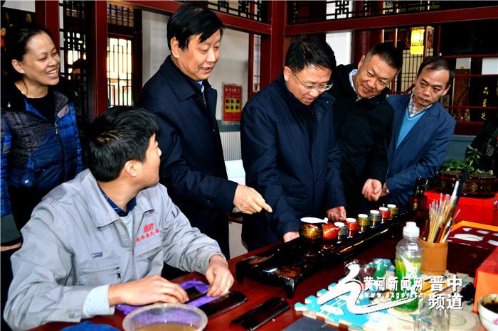 平遥煤化集团,平遥唐都推光漆器有限公司董事长郭兴银向客户介绍大漆