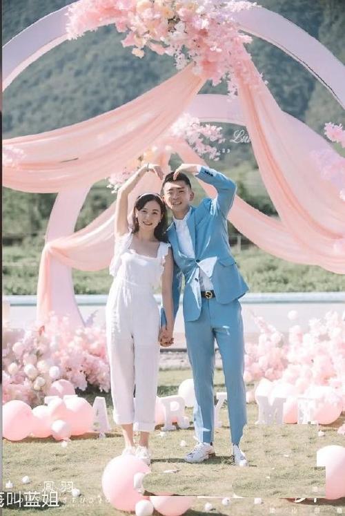 抓住难得的短暂休整期,郑思维向女友求婚成功,解决了一件人生大事.