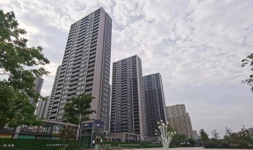 据某品牌中介介绍,南部卧城地铁沿线新一点的小区像众安朝阳8号,开元
