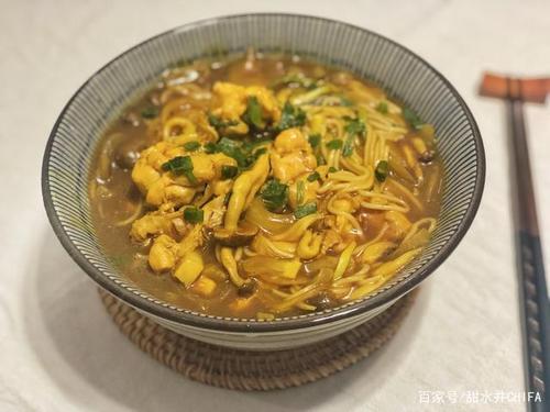 鸡肉咖喱面蔬菜丰富,色泽金黄,让汤汁变浓稠有窍门,你get了吗