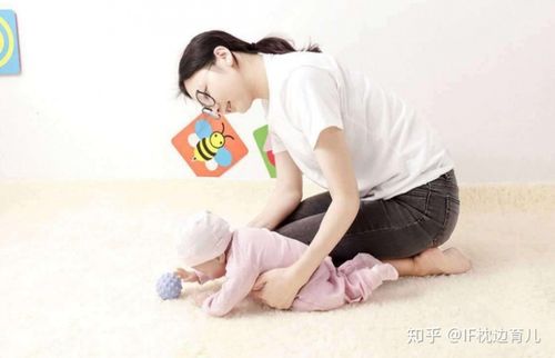1,俯卧抬头训练 在换尿不湿或喂过奶半小时后,可以让宝宝俯卧在床上