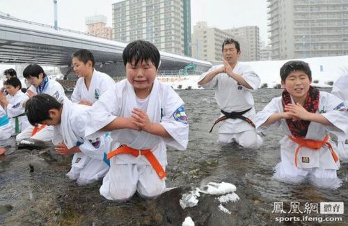 日本北海道札幌,一群孩子在零下5摄氏度的环境中练习空手道,他们赤脚