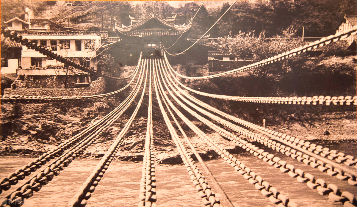 原创红军飞夺泸定桥,国民党军队为何不炸断铁索桥?泸定桥有何内幕?