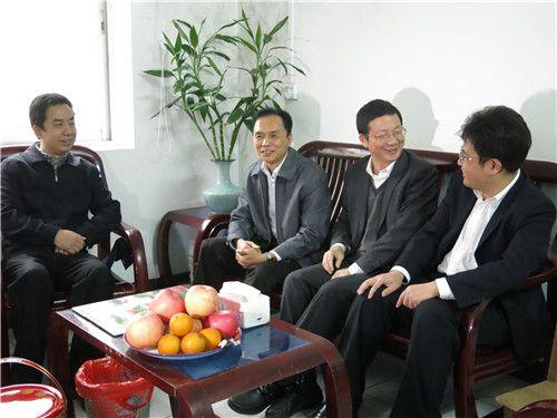 县政协主席李静一行到博白县中学慰问教师[图]