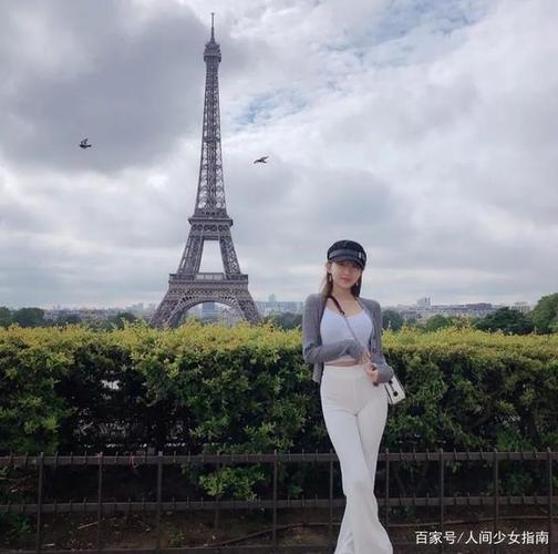 henney最早其实是以模特和演员pyo eunji的名字出道的,后来转型做了dj