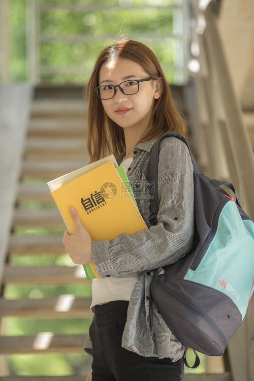 青春洋溢的女大学生