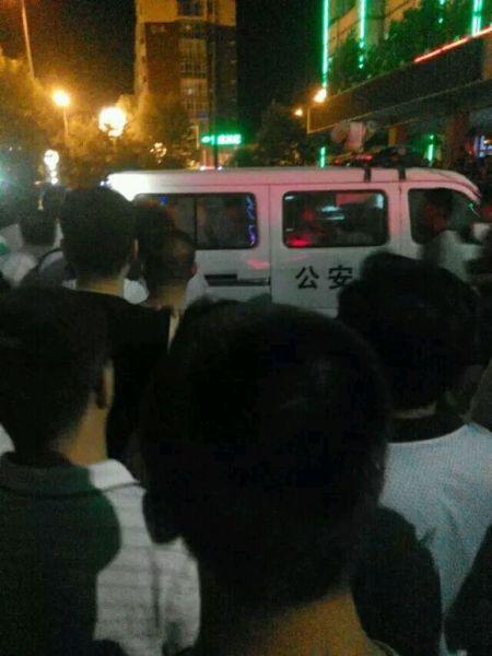 抓赌过程中打死一名参赌的东光县小伙子罗某,数百人聚集将一辆警车