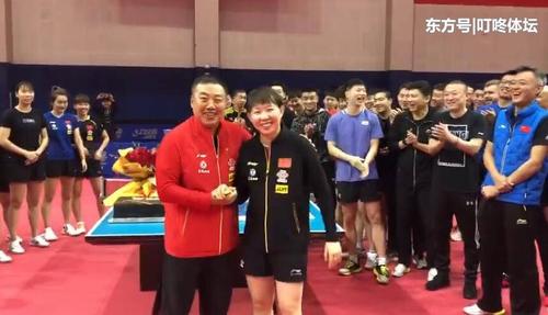 刘国梁与朱雨玲一起庆生!主动击掌拍对方肩膀,马龙陈玘笑超大声