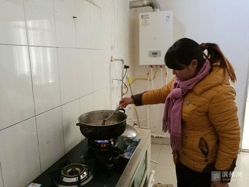 劳店镇荀河村群众正在使用天然气生火做饭