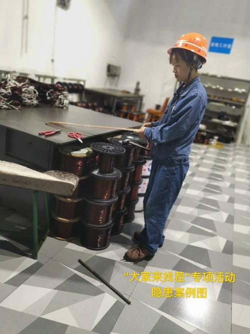 图片三:一名电机卷线工正在进行电机线圈绕线