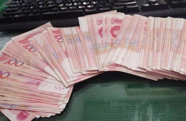 乡下公婆突然来家里住他们回去后我收拾房间一笔钱在枕头底下