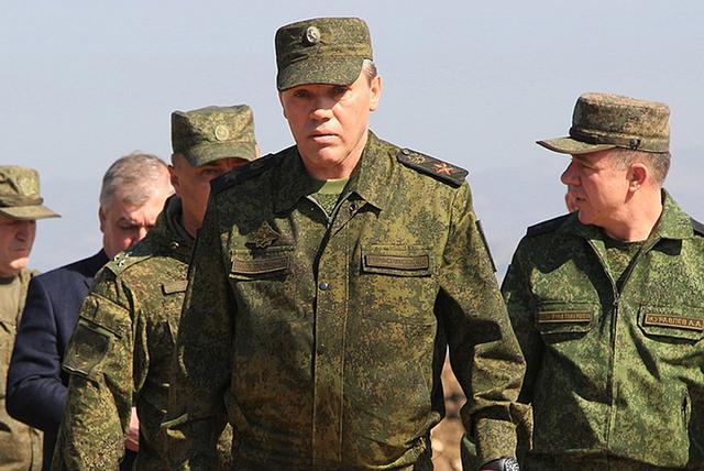 俄军迷彩服军衔伪装效果好,指挥官很安全,居安思危设计元帅军衔