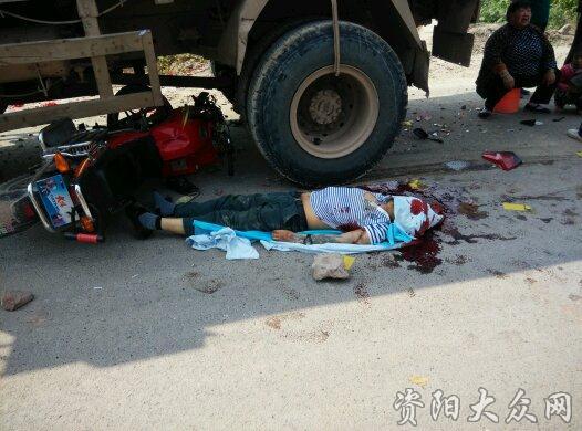 惨惨惨!资阳铺子坳伍隍方向一中年男子脑壳被压爆,儿子被压残!