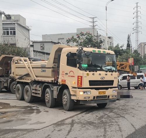 泥头车右转撞上逆行超标电动车!谁之过?