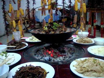 吊锅菜又名大别山吊锅宴,以天堂寨吊锅最为正宗.