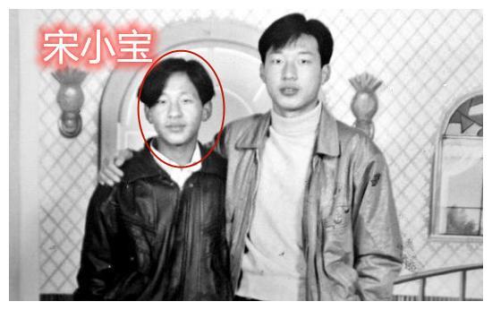 宋小宝晒年轻照片曾被赞神似蔡徐坤网友双眼皮是镰刀剌的