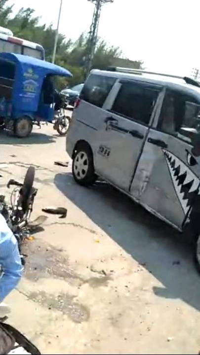 陆丰广汕路发生严重车祸,男子倒地鲜血.