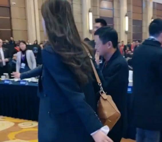 马云1米8女保镖曝光,看这"六亲不认"步伐,霸气侧漏!