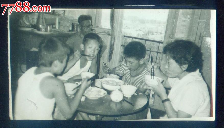 全家吃饺子,只因孩子多,爸爸没上桌