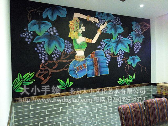 云南餐厅墙绘少数民族绘画凸显当地风俗