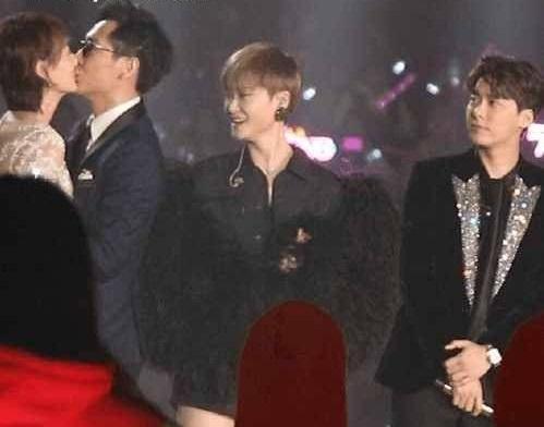 跨年晚会两个主持人突然相拥而吻成亮点, 李宇春和李易峰表情迷茫